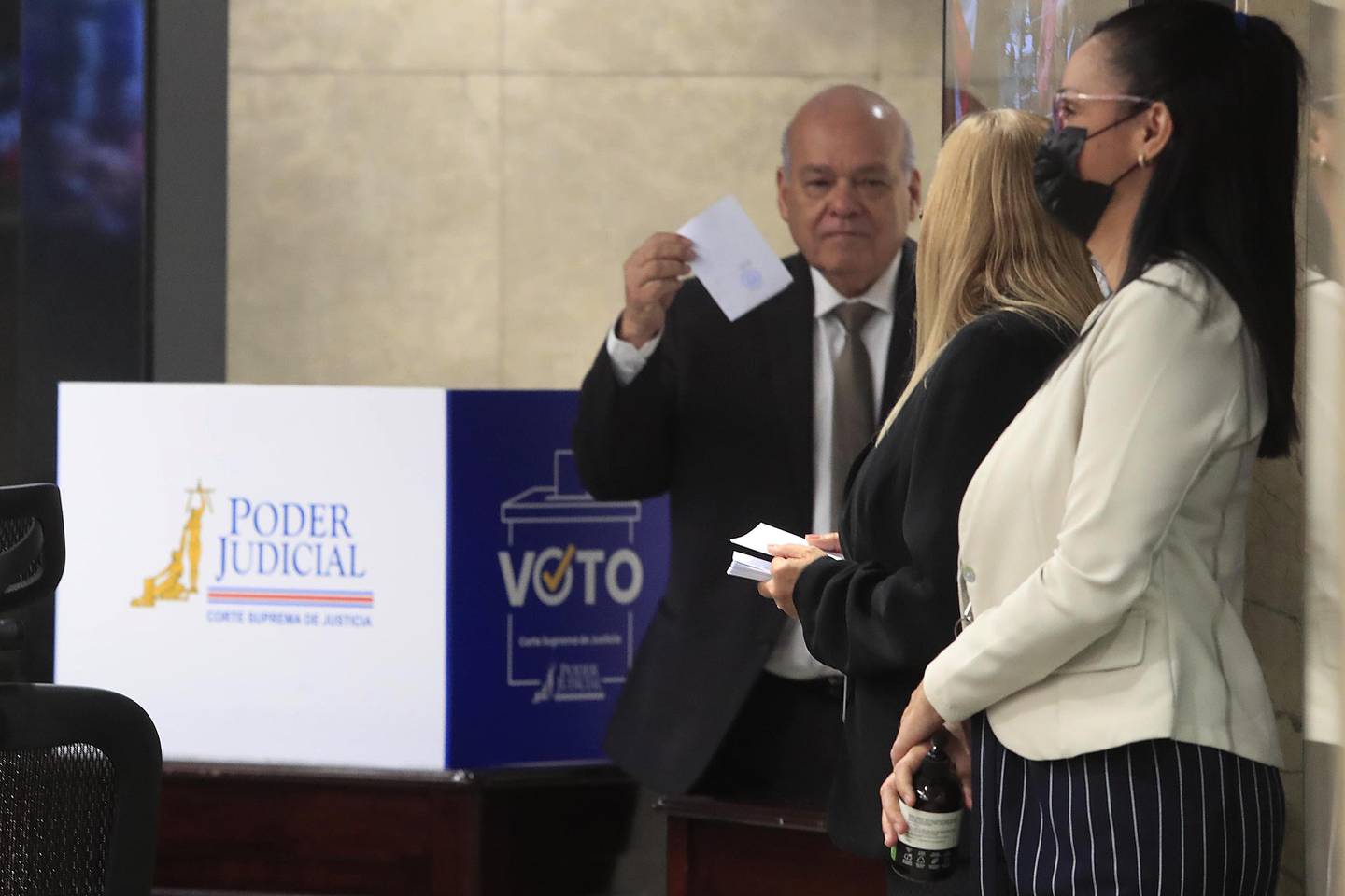 Imagen que contiene persona, mujer, interior, parado
Descripción generada automáticamente